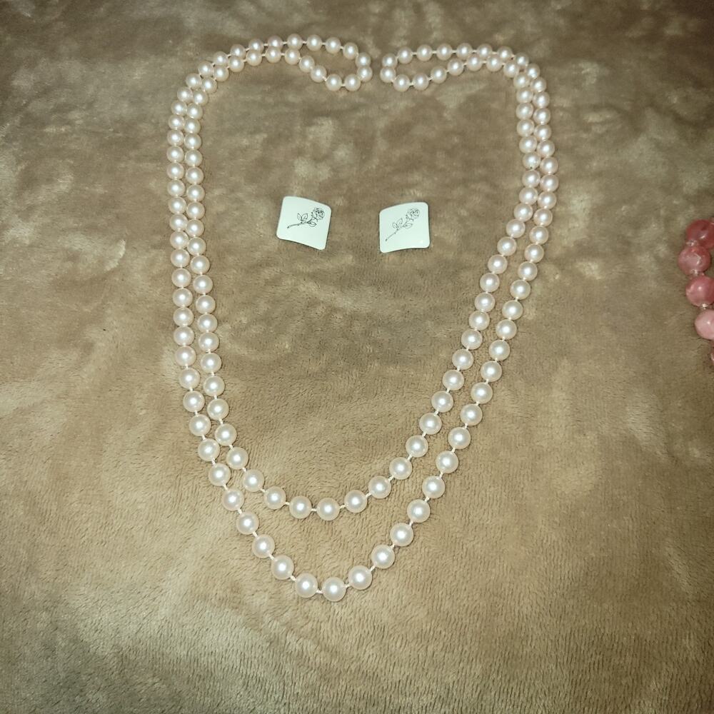 Faux pearl necklace with flower earrings